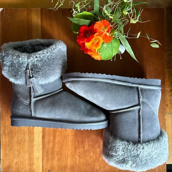 Aspen grey suede shearling lined calf boot w/tassel detail. Size 9