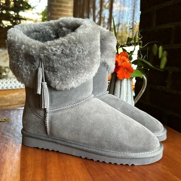 Aspen grey suede shearling lined calf boot w/tassel detail. Size 9