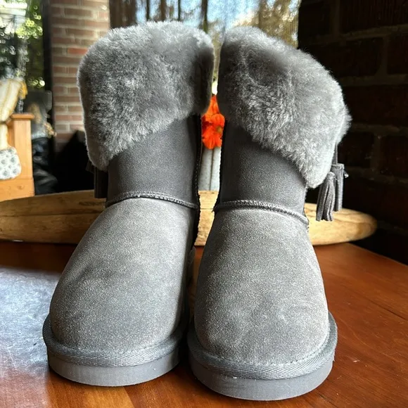 Aspen grey suede shearling lined calf boot w/tassel detail. Size 9