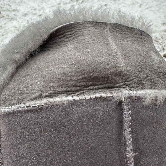 Aspen grey suede shearling lined calf boot w/tassel detail. Size 9