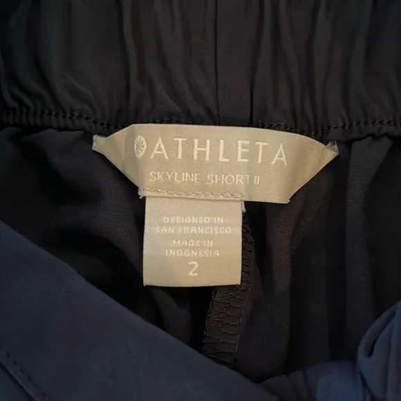 Athleta Navy SKYLINE SHORT II NWT | size 2