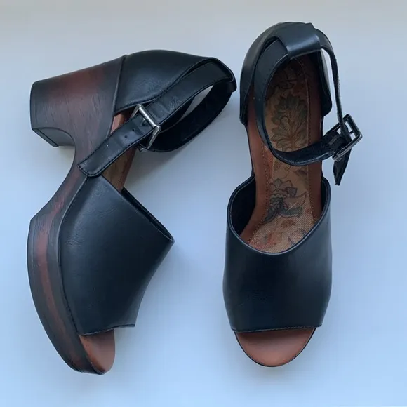 B.O.C. Galliana Black Sandals with Faux Wooden Heel