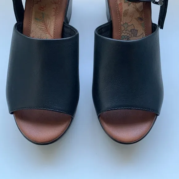 B.O.C. Galliana Black Sandals with Faux Wooden Heel
