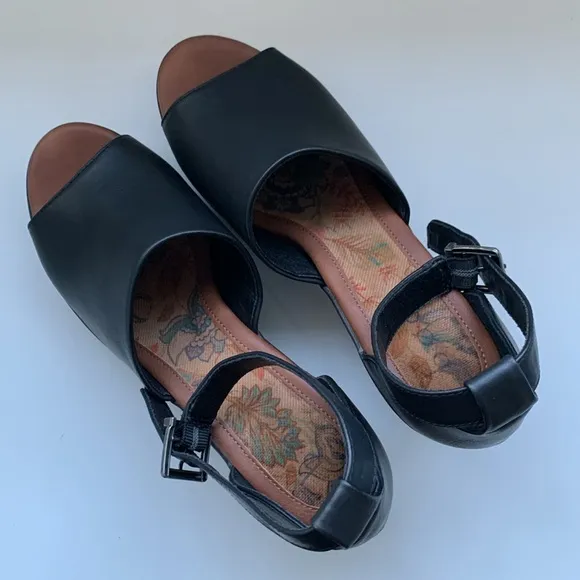B.O.C. Galliana Black Sandals with Faux Wooden Heel