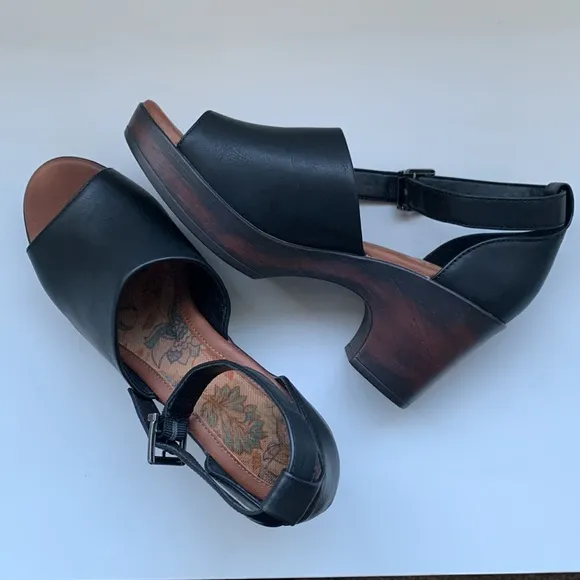 B.O.C. Galliana Black Sandals with Faux Wooden Heel