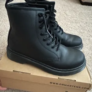 Dr. Martens 1460 Serena Mono fleece lined