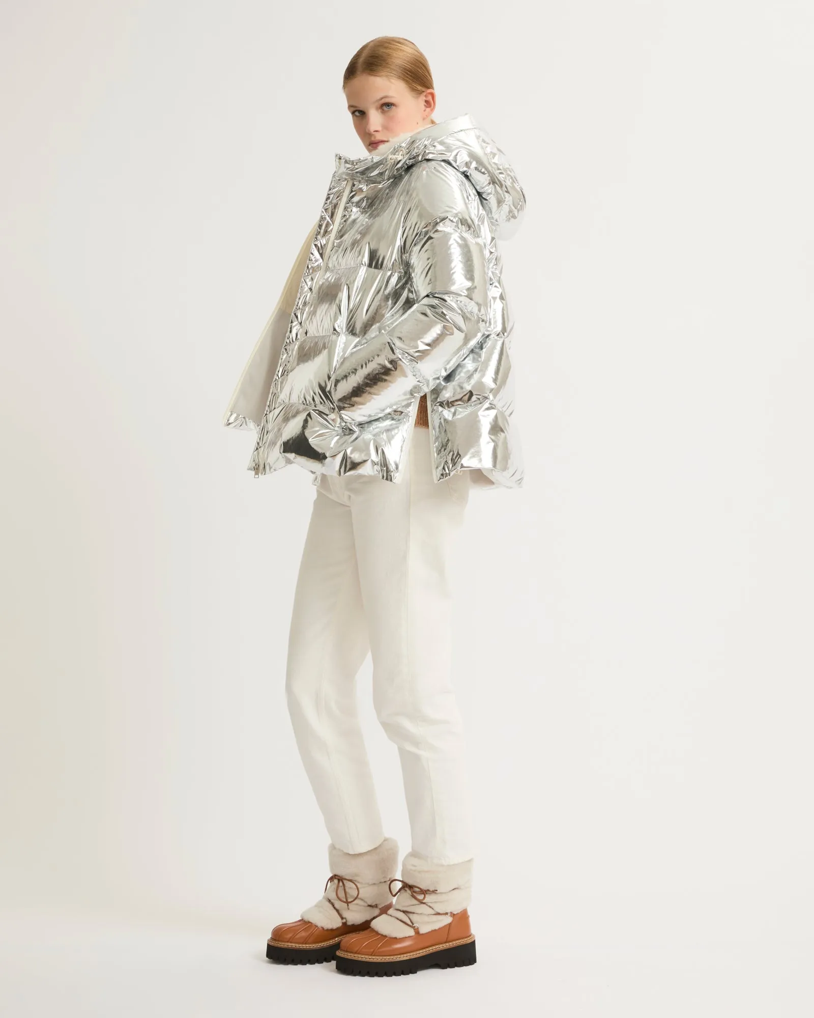 Hooded down jacket in shiny laminated nylon after ski