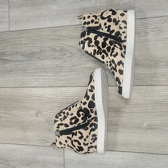 Linea Paolo Size 5 1/2 Anna Wedge Sneaker Leopard Printed Calf Hair Like New