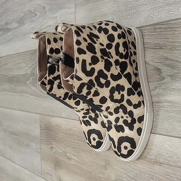Linea Paolo Size 5 1/2 Anna Wedge Sneaker Leopard Printed Calf Hair Like New