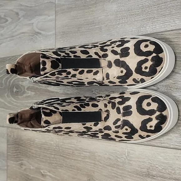 Linea Paolo Size 5 1/2 Anna Wedge Sneaker Leopard Printed Calf Hair Like New