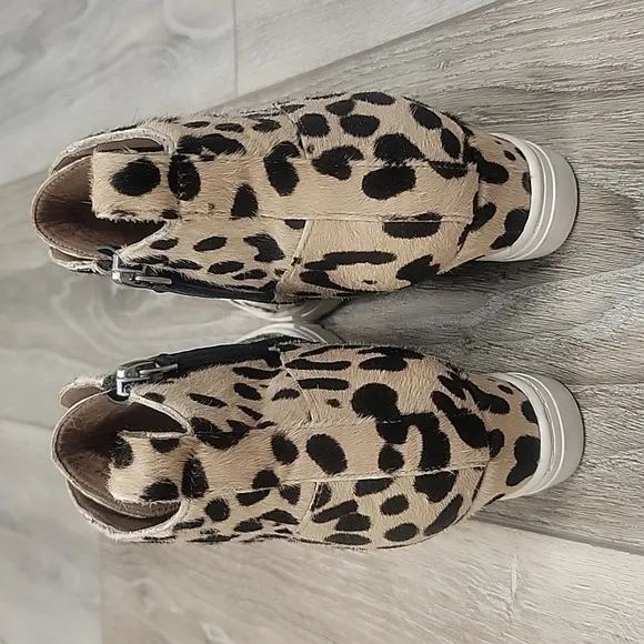 Linea Paolo Size 5 1/2 Anna Wedge Sneaker Leopard Printed Calf Hair Like New