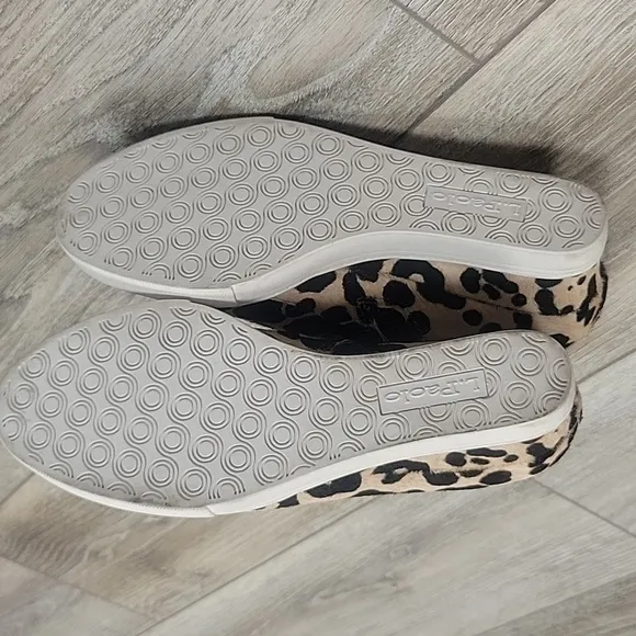 Linea Paolo Size 5 1/2 Anna Wedge Sneaker Leopard Printed Calf Hair Like New