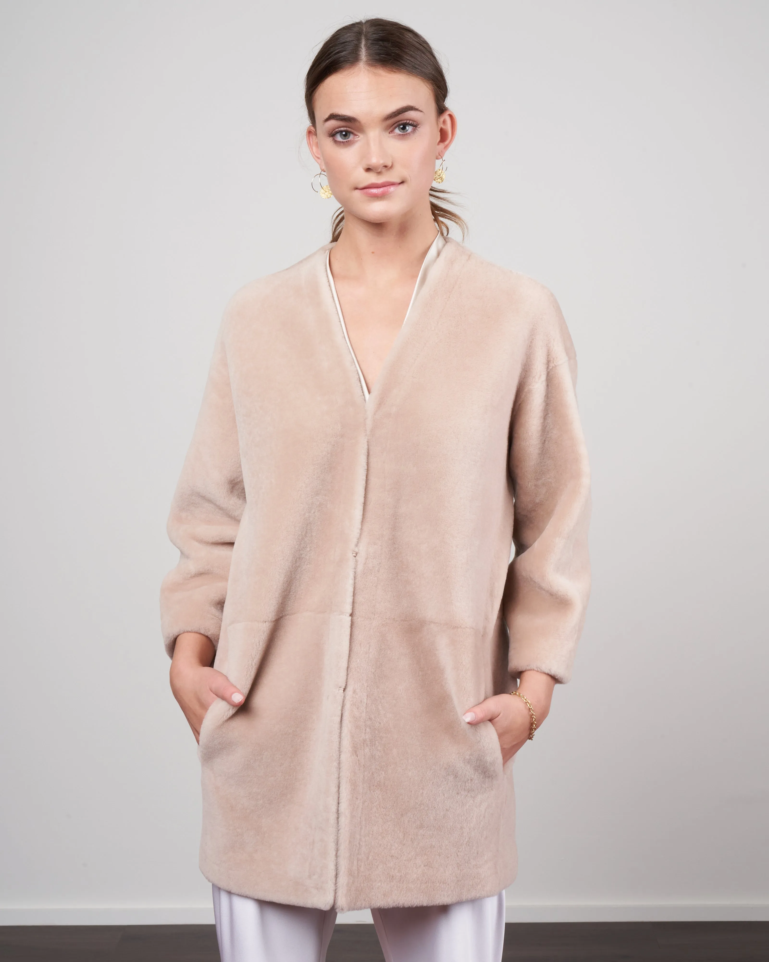 merino v-neck short shearling cardigan - beige