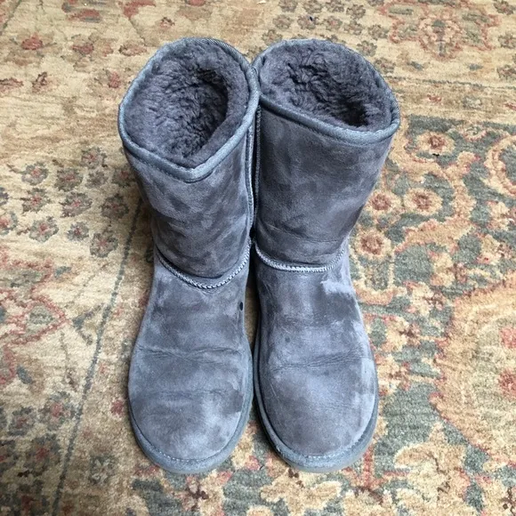 MOVING SALE UGG Sz 8 Shearling Lined Short Boot