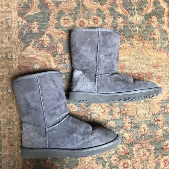 MOVING SALE UGG Sz 8 Shearling Lined Short Boot
