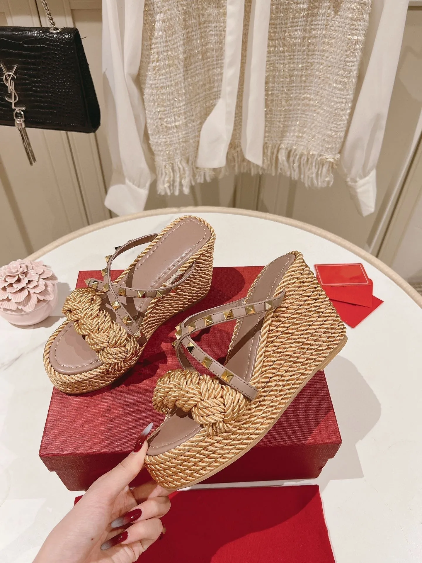 Rockstud Wedge Sandal In Calfskin Leather Poudre 10cm