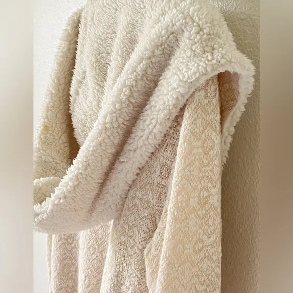 Saturday/Sunday Anthropologie Himalayan Soft Shearling Cozy Hooded Robe
