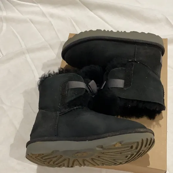Ugg 11 black T Gita style shearling boot guc