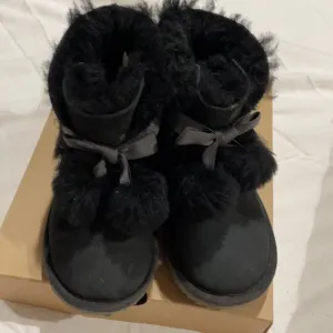 Ugg 11 black T Gita style shearling boot guc