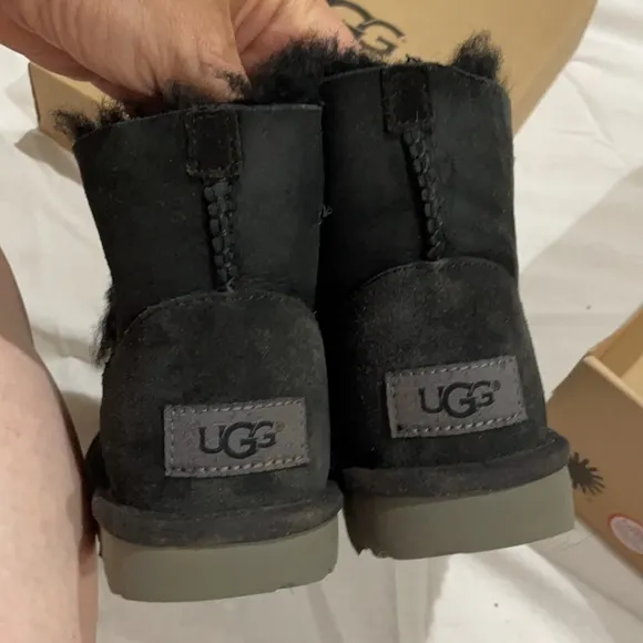 Ugg 11 black T Gita style shearling boot guc