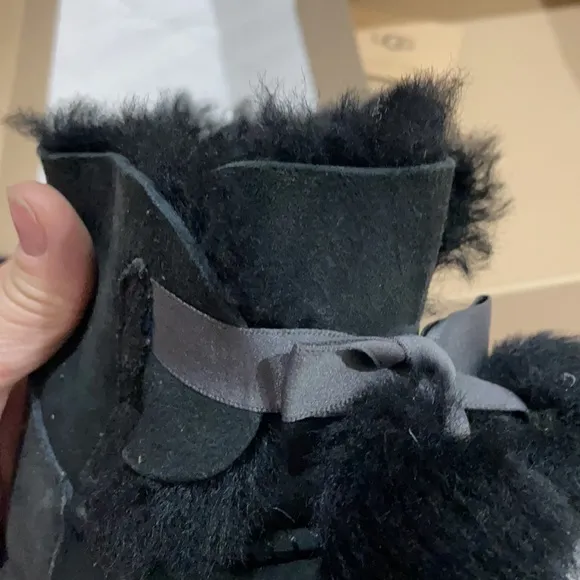 Ugg 11 black T Gita style shearling boot guc