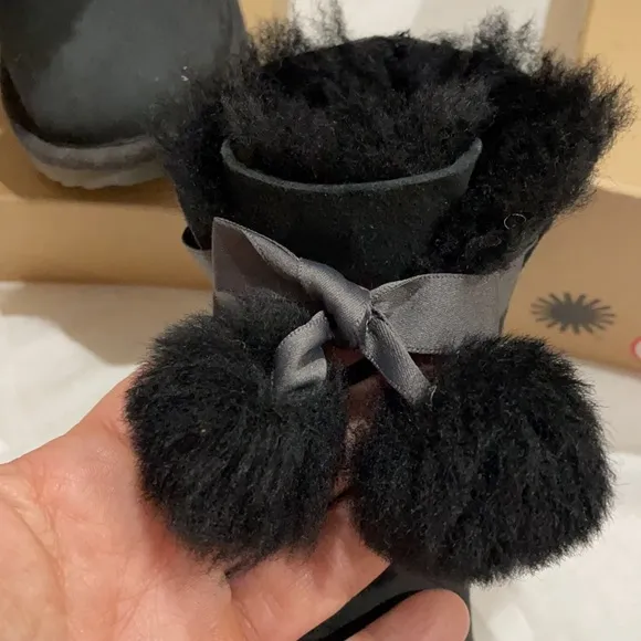 Ugg 11 black T Gita style shearling boot guc