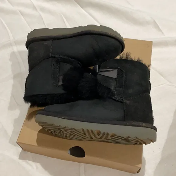 Ugg 11 black T Gita style shearling boot guc