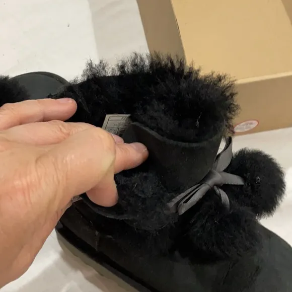 Ugg 11 black T Gita style shearling boot guc