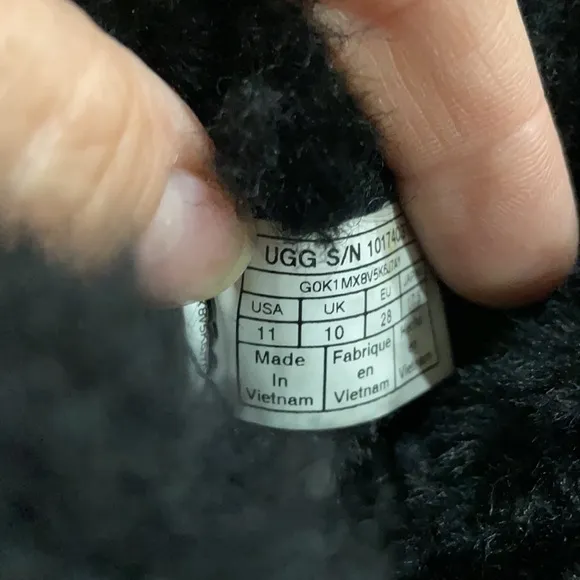 Ugg 11 black T Gita style shearling boot guc