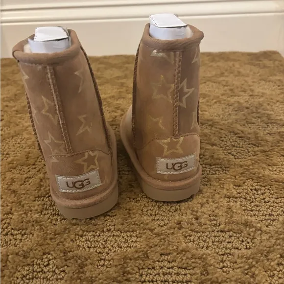 Ugg kids classic ll iridescent star boot